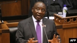 Le nouveau président de l'Afrique du Sud, Cyril Ramaphosa, prononce son discours sur l'état de la nation au Parlement du Cap, le 16 février 2018.