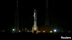 La fusée, qui doit emporter un vaisseau cargo Dragon destiné à la Station spatiale internationale (ISS), à Cap Canaveral (Reuters)