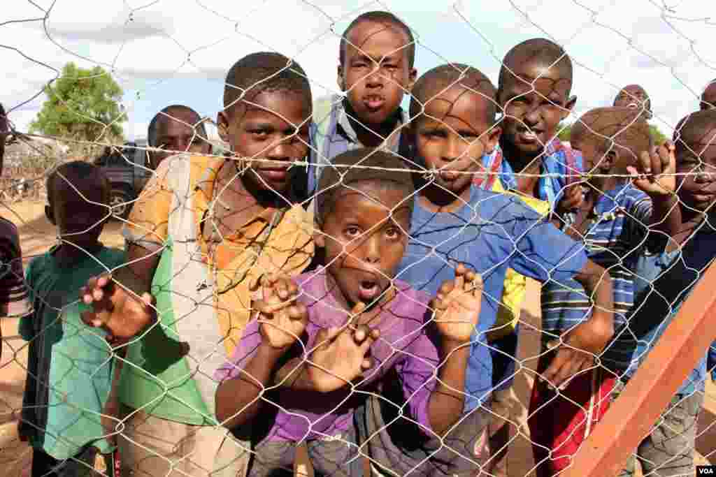 Somali youngsters are oblivious to the controversies surrounding their stay in Dadaab refugee camp, Dadaab, Kenya, April 24, 2015. (Mohammed Yusuf/VOA)