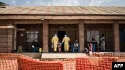 Les travailleurs médicaux ont conduit une jeune fille suspectée d'Ebola dans la salle non confirmée d'Ebola, gérée par l'Alliance pour l'action médicale internationale (ALIMA), le 12 août 2018 à Beni, dans le nord-est de la RDC.