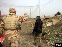 FILE - Iraqi soldiers travel to the frontlines as families flee in Mosul, Iraq, Jan. 23, 2017. (H. Murdock/VOA)