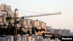 Sebuah derek terlihat di dekat permukiman Yahudi Har Homa, Yerusalem (Foto: dok). Permukiman ini disebut Jabal Abu Ghneim oleh Palestina.