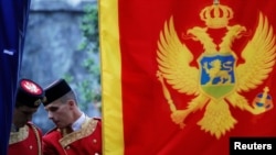 Arhiva - Pripadnici počasne cronogrske garde pored zastave Crne Gore, u Podgorici, 7. juna 2017.