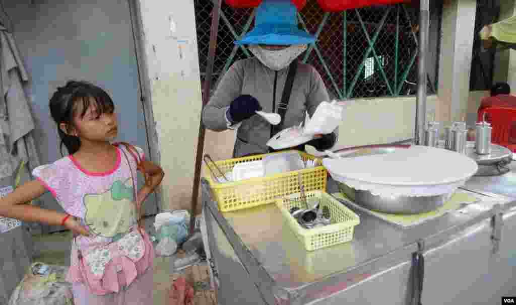 ស្រ្តី​ជនជាតិ​វៀតណាមម្នាក់​ (មិន​មែន​មាន​ន័យ​ថា​​ខុស​ច្បាប់​ទេ) ​ប្រកបរបរ​រកស៊ី​លក់​បង្អែម​​នៅ​សង្កាត់​ព្រែកប្រា ខណ្ឌ​ច្បារអំពៅ ​រាជធានី​ភ្នំពេញ នៅ​ថ្ងៃសុក្រ ទី​១៩ ខែ​សីហា ឆ្នាំ​២០១៦។​(ឡេង​ ឡែន/VOA)