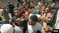 Warga Palestina mengangkat jenazah Saber Asalya, anggota Jihad Islam yang tewas akibat serangan udara Israel, Selasa (29/3).