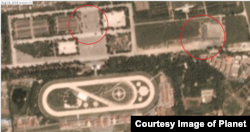 민간 위성업체 '플래닛 랩스(Planet Labs Inc.)'가 한반도 시간으로 18일 평양 미림 비행장 북쪽 광장을 찍은 위성사진. 군인들로 보이는 인파와 함께 은폐용 가림막이 보인다.