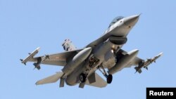 Jet tempur F-16 milik Turki mendekati pangkalan udara Incirlik di kota Adana, Turki utara.