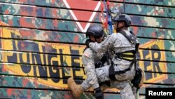 សមាជិក​នៃកងទ័ព​ការពារ​ជាតិ​សហរដ្ឋអាមេរិក​បង្ហាញ​ពីជំនាញ​​ឡើងជញ្ចាំង​​តាម​ខ្សែ​ក្នុង​សកម្ម​ភាព​ហ្វឹក​ហាត់​សង្គ្រោះ​ Urban Search នៃសមយុទ្ធ រួមគ្នា​ប្រចាំឆ្នាំ RP- Balikatan នៅ​ជំរំ​ Capinpin ក្រុង​ Tanay នៃ​ខេត្ត Rizal ភាគ​ខាង​កើត​រដ្ឋធានី​ម៉ានីល ប្រទេស​ហ្វីលីពីន កាល​ពី ថ្ងៃទី ០៨ មេសា ឆ្នាំ២០១៦។