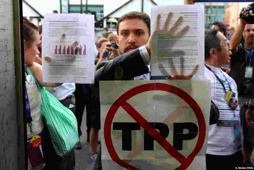 Demokratlardan prezidentlik uchun sobiq nomzod Berni Sandersning tarafdorlari namoyish o&#39;tkazmoqda.