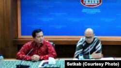 Direktur Perlindungan WNI Kementerian Luar Negeri Lalu Muhammad Iqbal (kiri) dan juru bicara Kemlu Arramanatha Nasir (kanan). (Foto: Setkab)