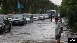 Bencana banjir di Thailand telah menewaskan hampir 300 orang (14/10).
