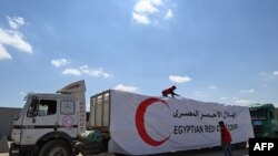  Malori ya Hilali Nyekundu ya Misri yakiwa yamepakia foleni ya misaada nje ya mpaka wa Rafah na Ukanda wa Gaza wa Palestina Machi 23, 2024, huku kukiwa na mapigano yanayoendelea kati ya Israel na kundi la wanamgambo wa Hamas.