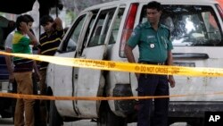 Polisi dan detektif Bangladesh mengumpulkan barang bukti di lokasi pembunuhan petugas bantuan Italia Cesare Tavella di Dhaka, 29 September 2015 (foto: dok).