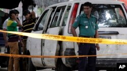 Polisi Bangladesh mengamankan lokasi penembakan terhadap warga negara Italia, Cesare Tavella di Dhaka, Selasa (29/9).