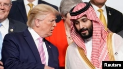 Presiden AS Donald Trump berbicara dengan Putra Mahkota Arab Saudi Mohammed bin Salman pada KTT G-20 di Osaka, Jepang, 28 Juni 2019. (Foto: Reuters)