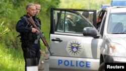 Kosovska policija tokom akcije u blizini Zubinog potoka, u maju 2019. (Foto: Reuters/Laura Hasani)