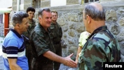 Ratko Mladić sa pripadnicima Vojske Republike Srpske ušao u Srebrenicu u julu 1995. godine.
