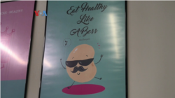 Poster “BosTempeh” di kota Somersworth, New Hampshire. (Foto: VOA Indonesia)