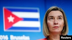 Kepala kebijakan luar negeri Uni Eropa, Federica Mogherini mengadakan konferensi pers setelah bertemu Menteri Luar Negeri Kuba Bruno Rodriguez di Dewan Uni Eropa, Brussels, Belgia (12/12).