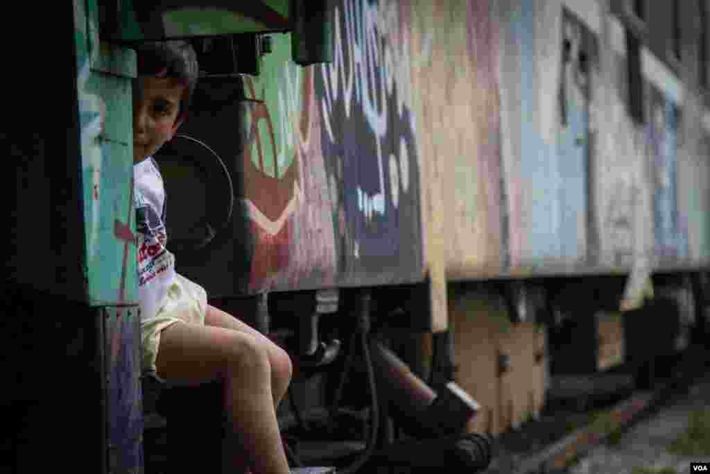 Refugees in Idomeni are mostly from Syria, but also come from countries including Iraq, Kurdistan, Pakistan and Afghanistan. Some have made a home in out-of-service trains, April 23, 2016. (J. Owens/VOA)