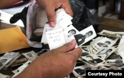 រូបថតរបស់ជនរងគ្រោះនៃរបបប្រល័យពូជសាសន៍ខ្មែរក្រហម ដែលត្រូវបានរក្សាទុកនៅមជ្ឈមណ្ឌលឯកសារកម្ពុជា (DC-Cam)។ (រូបថតដោយ DC-Cam)