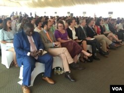 អ្នកចូលរួម និង​អ្នកស្ម័គ្រចិត្ត​នៃ​ទីភ្នាក់ងារ Peace Corps របស់​អាមេរិក ចំនួន​៦៩​នាក់ ក្នុង​ពិធី​ស្បថ​ចូល​ធ្វើការ​ជាមួយប្រជាជនកម្ពុជានៅ​តាម​សហគមន៍ក្នុង​១៧​រាជធានី ខេត្ត នៅ​ព្រឹក​ថ្ងៃ​សុក្រ ទី​១៦ ខែកញ្ញា ឆ្នាំ​២០១៦។ (កាន់ វិច្ឆិកា/VOA)