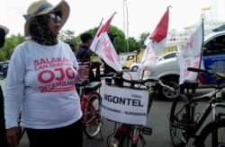 Seorang warga Banyuwangi menolak tambang setelah melakukan kayuh sepeda dari Banyuwangi ke Surabaya. (Foto: VOA/Petrus Riski)