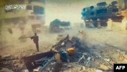 Slika iz video priloga koji je Hamasov ured za medije objavio 8. novembra 2023. prikazuje, kako kaže, borbe između boraca brigade al-Qassama i izraelskih kopnenih snaga u sjevernoj i južnoj osi grada Gaze 7. i 8. studenoga.