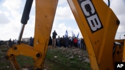 16일 동예루살렘의 '기바트 하마토스(Givat Hamatos)'에 건설될 신규 유대인 정착촌 건설 현장을 유럽연합(EU) 관계자들이 방문했다. 지난 15일 이스라엘 국토청은 동예루살렘에 1천200채 이상의 주택 공사가 진행 될 것이라고 밝혔다. 