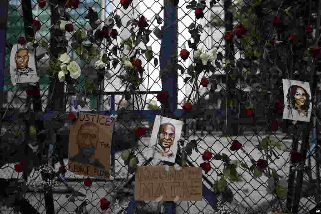 Picha za George Floyd, mtu aliyekuwa amefungwa pingu na kufariki baada ya kupelekwa rumande, Minneapolis, zikiwa zimetundikwa nje ya senyenge ya ubalozi wa Marekani mji wa Mexico City, Saturday, May 30, 2020.