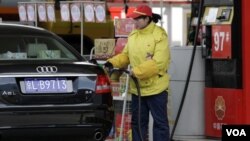 Kenaikan harga BBM di Tiongkok akan menjadikan harga bensin naik empat sen per liter dan diesel lima sen per liter.