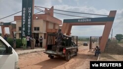 Un pick-up militaire arrive à l'université de Greenfield après que des hommes armés ont enlevé des étudiants à Kaduna, au Nigeria, le 21 avril 2021.