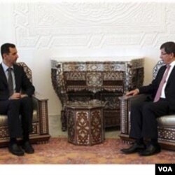 Menlu Turki Ahmet Dayutoglu (kanan) dalam pertemuannya dengan Presiden Suriah Bashar al-Ashad di Damaskus (8/9).