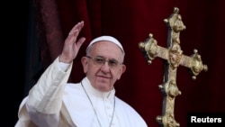 Le pape François salue la foule en donnant le discours "Urbi et Orbi", au Vatican, le 25 décembre 2016. 