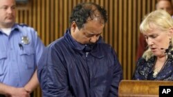 Ariel Castro, tersangka penculikan atas 3 perempuan, tampil di pengadilan Cleveland bersama pengacaranya, Kathleen DeMetz (kanan), Kamis (9/5). 
