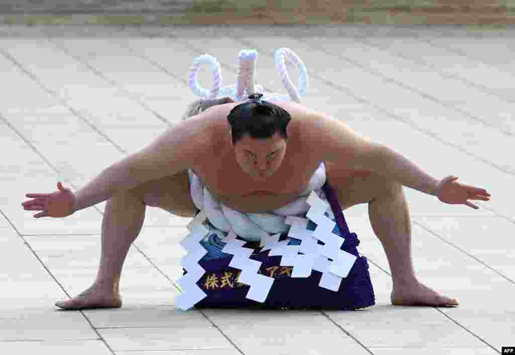 កីឡាករជើងឯកពានរង្វាន់ស៊ូម៉ូលោក Hakuho នៃ​ប្រទេស​ម៉ុងហ្គោលី​ចូល​រួម​ប្រកួត​នៅ​ក្នុង​ទីក្រុង​តូក្យូ​ប្រទេស​ជប៉ុន។