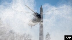 Predsjednički helikopter polijeće ispred Bijele kuće, tokom vikenda, nakon što je snijeg pao u američkoj prijestonici Vašingtonu (Foto: SAUL LOEB / AFP)
