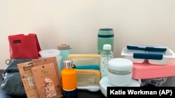 Dalam foto ilustrasi yang diambil pada Juli 2021 ini tampak peralatan makan yang terkumpul yang biasa digunakan dalam aktivitas sehari hari. (Foto: Katie Workman via AP)