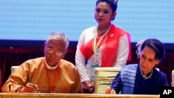 លោក​ស្រី Aung San Suu Kyi និង​ប្រធានាធិបតី​មីយ៉ាន់ម៉ា Htin Kyaw ចុះ​ហត្ថលេខា​លើ​​កិច្ច​ព្រម​ព្រៀង​ឈប់​បាញ់​គ្នា​នៅ​ទីក្រុងណៃ​ពិដោ កាល​ពី​ថ្ងៃទី​១៣​ កុម្ភៈ ២០១៨។