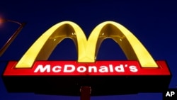 法国巴黎一家麦当劳快餐店的标志。（资料照）