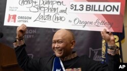 Čeng Čarli Sifan sa pobedničkim čekom ( Foto: AP /Jenny Kane)