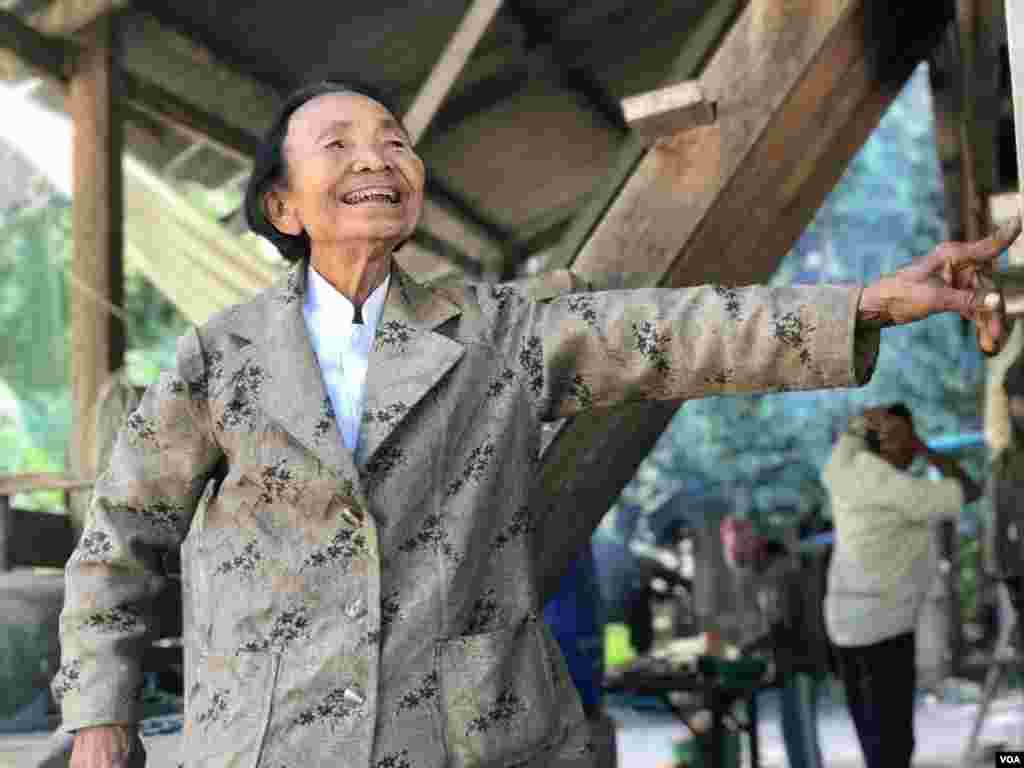 អ្នកស្រីអ៊ឹម ចែម​បង្ហាញ​ភាព​រីករាយ​នៅ​មុនពេល​ អ្នកស្រី​រៀបចំ​បុណ្យ​ណូអ៊ែល​ នៅស្រុក​អន្លង់​វែង​ ខេត្ត​ឧត្តរមាន​ជ័យ​ ថ្ងៃ​ទី​១៤ ខែ​ធ្នូ​ ឆ្នាំ​ ២០១៩។ (ហ៊ុល រស្មី​/VOA) ​