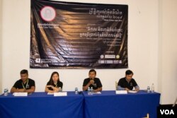 (ពីខាង​ឆ្វេង)៖ លោក​សឹង សែន​ករុណា​ អ្នក​នាំ​ពាក្យ​សមាគម​អាដហុដ (ADHOC) លោកស្រី ហុក​ណារិន អ្នក​គ្រប់គ្រង​គម្រោង​នៃ​មជ្ឈមណ្ឌល​ដើម្បី​ប្រព័ន្ធ​ផ្សព្វផ្សាយ​ឯករាជ្យ​ (CCIM) លោក​ ម៉ៃ ណាក់ អ្នក​សម្របសម្រួល និង​លោក​ សន ជ័យ​ នាយកប្រតិបត្តិ​នៃ​អង្គការ​សម្ព័ន្ធ​គណនេយ្យ​សង្គមកម្ពុជា​ (ANSA) ចូលរួម​ពិភាក្សា​នៅ​ក្នុង​ព្រឹត្តិការណ៍​អ៊ីនធឺណិត​បើក​ទូលាយ​ ២០១៩ នៅ​ក្រុង​ភ្នំពេញ​ កាល​ពី​ថ្ងៃ​ទី​១៧ ទី​០៣ ឆ្នាំ​២០១៩។ (ណឹម សុភ័ក្រ្តបញ្ញា/VOA)