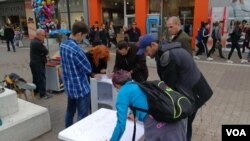 Dusko Tadic Potpisivanje peticije za besplatne udzbenike - AUTOR Tanja Gataric