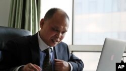 រូប​ឯកសារ៖ មេធាវី​ចិន លោក Yu Wensheng ពិនិត្យ​មើល​រឿងក្តី​របស់​លោក​នៅ​ការិយាល័យ​របស់​លោក​នៅ​ក្នុង​ក្រុង​ប៉េកាំង កាលពី​ថ្ងៃទី២៤ ខែកុម្ភៈ ឆ្នាំ២០១៧។