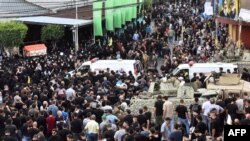 Ambulanslar, Beyrut'un güney banliyölerinde, Salı günü Lübnan'da yüzlerce çağrı cihazının dalga halinde patlaması sonucu hayatını kaybedenlerin cenaze töreni sırasında meydana geldiği bildirilen cihaz patlamasının ardından bölgeye ulaştı.