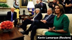 Presiden Donald Trump saat bertemu dengan Pemimpin Mayoritas Senat Mitch McConnell (kiri), dan dua pemimpin partai Demokrat, Chuck Schumer (dua dari kanan), dan Nancy Pelosi (kanan) di Gedung Putih, Washington, 6 September , 2017. (foto: dok).