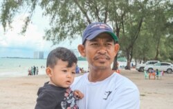 លោកឡៅ ហារី ​វ័យ​ ៤០ ជា​បុគ្គលិក​អង្គការក្រៅ​រដ្ឋាភិបាល​មួយ​រូប​ បាន​នាំ​ភរិយា​ និង​កូនៗ​មក​ដើរកំសាន្តនៅ​ឆ្នេរសមុទ្រចុងសប្តាហ៍ នៅក្រុង​ព្រះ​សីហនុ នៅ​ថ្ងៃទី​១៧ ខែ​ឧសភា​ ឆ្នាំ​២០២០។ (ខាន់ សុគុំមនោ​/ VOA)