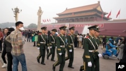 Polisi paramiliter China di Gerbang Tiananmen, Beijing.