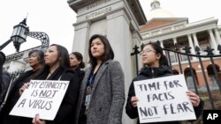 រូបឯកសារ៖ សមាជិកនៃគណៈកម្មការអាស៊ីអាមេរិកាំងប្រចាំរដ្ឋ Massachusetts ប្រមូលផ្តុំគ្នាធ្វើបាតុកម្មនៅមុខការិយាល័យសមាជិករដ្ឋសភាប្រចាំរដ្ឋ អំពីបញ្ហារើសអើងលើពលរដ្ឋអាមេរិកាំងដើមកំណើតអាស៊ី ក្នុងអំឡុងរោគរាតត្បាតកូវីដ១៩ នៅទីក្រុង Boston កាលពីថ្ងៃទី ១២ ខែមីនា ឆ្នាំ២០